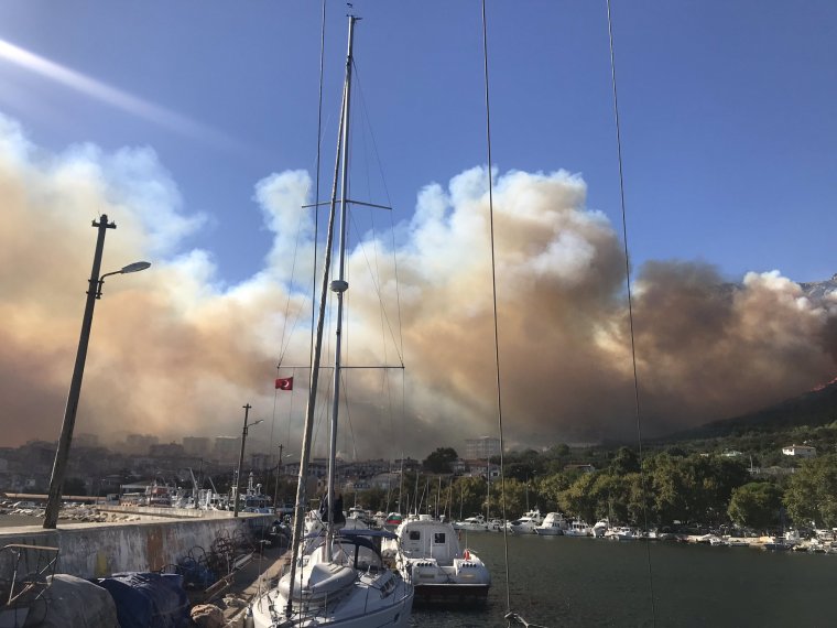 Marmara Adası'ndaki yangın yeniden alevlendi