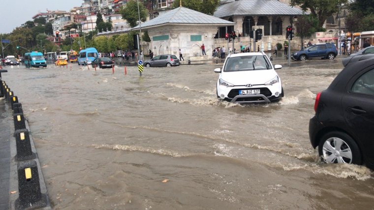 İstanbul yağmura teslim… Üsküdar’da kara denizle birleşti