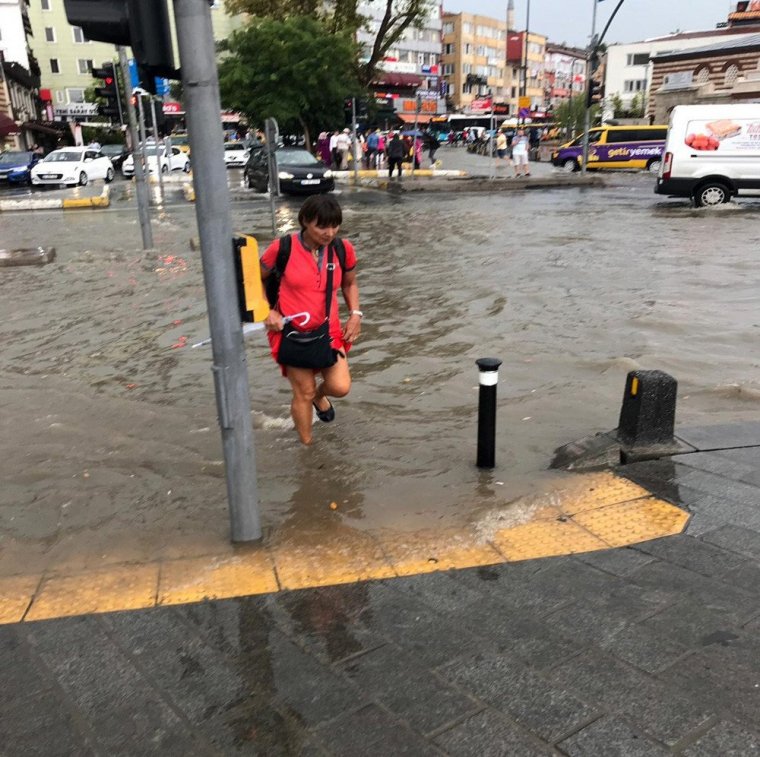 İstanbul yağmura teslim… Üsküdar’da kara denizle birleşti