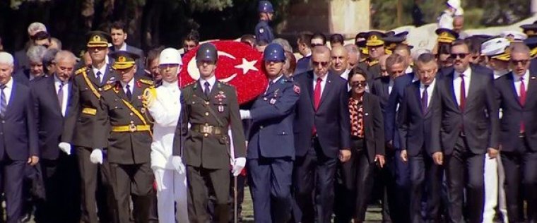 Erdoğan ve devlet erkanı Atatürk'ün huzuruna çıktı