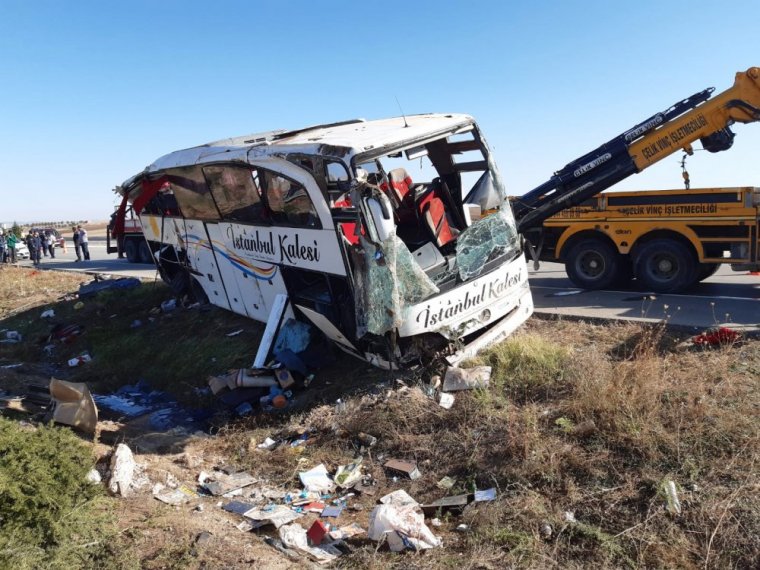 Afyonkarahisar'da yolcu otobüsü devrildi: 1 kişi öldü 40 yaralı