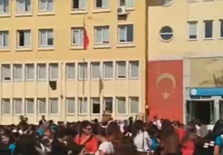 İstanbul'da depremin ardından bazı okullar boşaltıldı