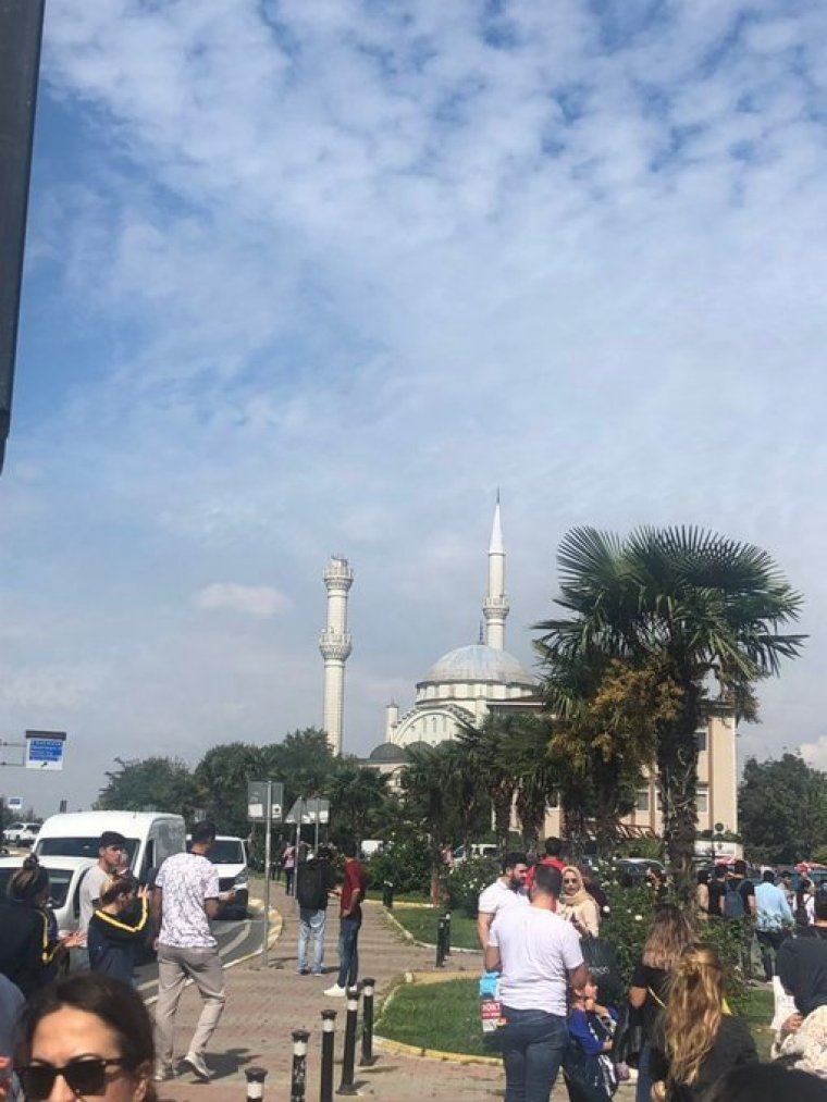 İstanbul'da deprem: Avcılar Merkez Cami Minaresi çöktü