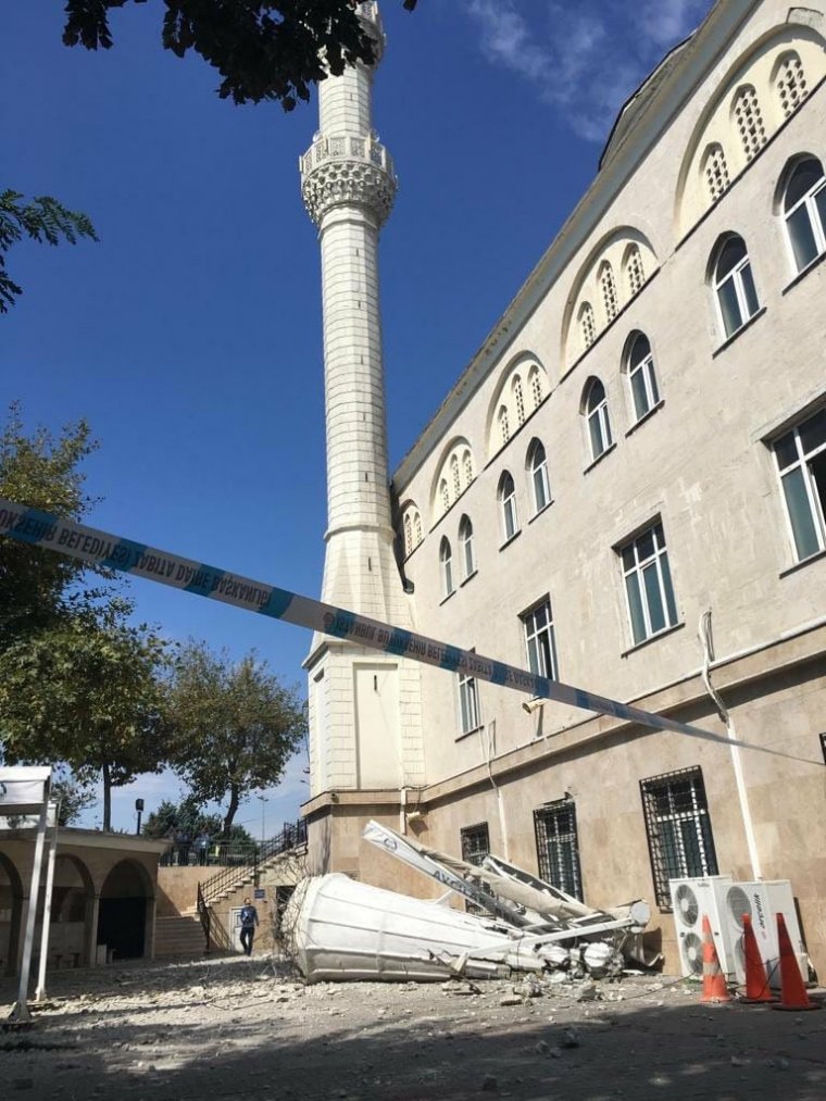 İstanbul'da deprem: Avcılar Merkez Cami Minaresi çöktü