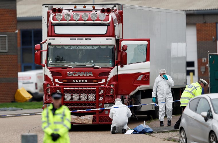 İngiltere'de bir kamyon kasasında 39 ceset bulundu