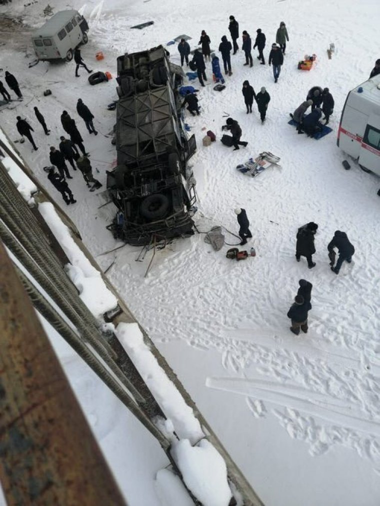 Rusya'da yolcu otobüsü donmuş göle düştü: 2'si çocuk 19 kişi öldü