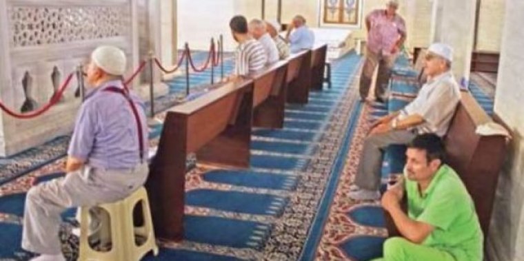 Camilerde tabure ve sandalye ile namaz kılmak yasaklandı