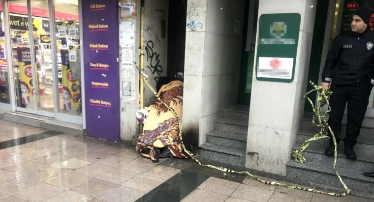 İstanbul'da yoksul ve evsiz bir vatandaş donarak hayatını kaybetti