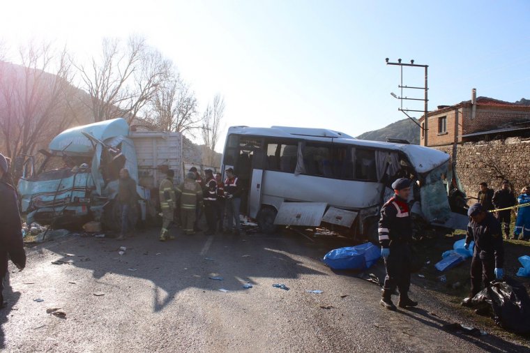 İzmir'de işçi servisi ve kamyon çarpıştı