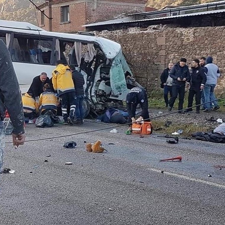 İzmir'de işçi servisi ve kamyon çarpıştı