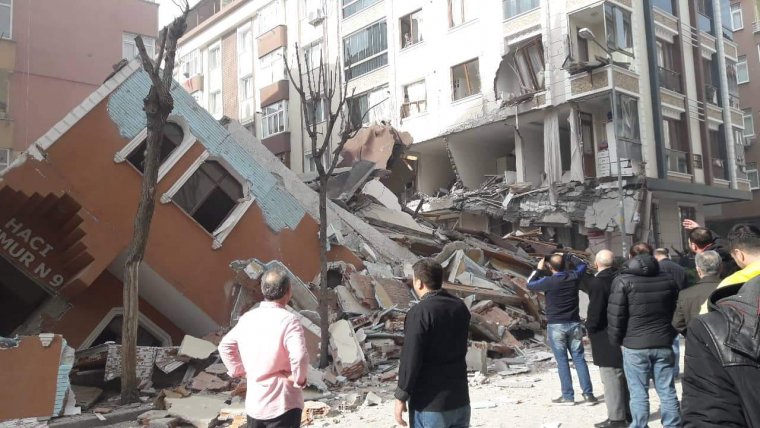 Son dakika: İstanbul'da bir bina çöktü: Ekipler sevk edildi