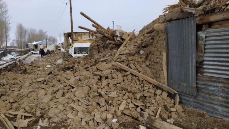 İran'da deprem: Van'da üçü çocuk 8 kişi öldü, 8'u ağır 21 yaralı