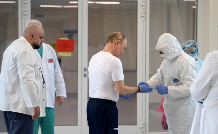 Putin halkına moral vermek için hastaneleri ziyaret etti