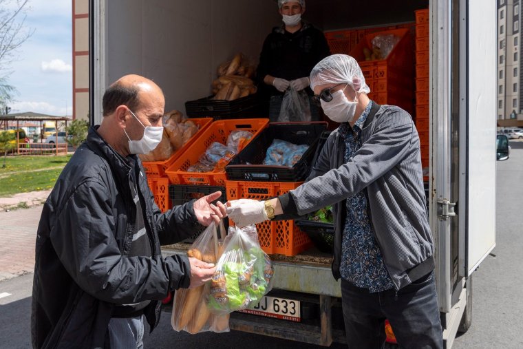 CHP'nin ücretsiz ekmek dağıtmasın yasaklayan AKP ekmek dağıtıyor