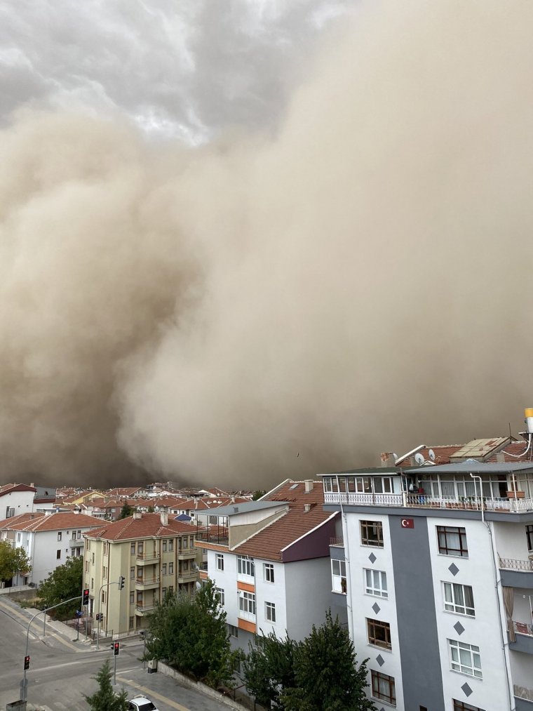 Ankara’da kum fırtınası: Polatlı ilçesi karanlığa büründü