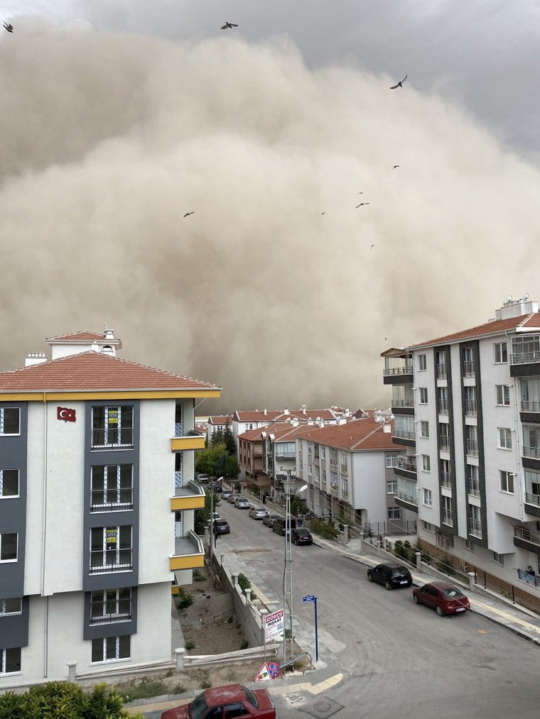 Ankara’da kum fırtınası: Polatlı ilçesi karanlığa büründü