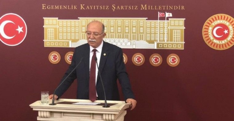 AKP kongresinde büyük saygısızlık: Bayrağımızın üzerine oturdular