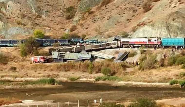 Ankara'da yük trenleri kafa kafaya çarpıştı: 2 kişi öldü