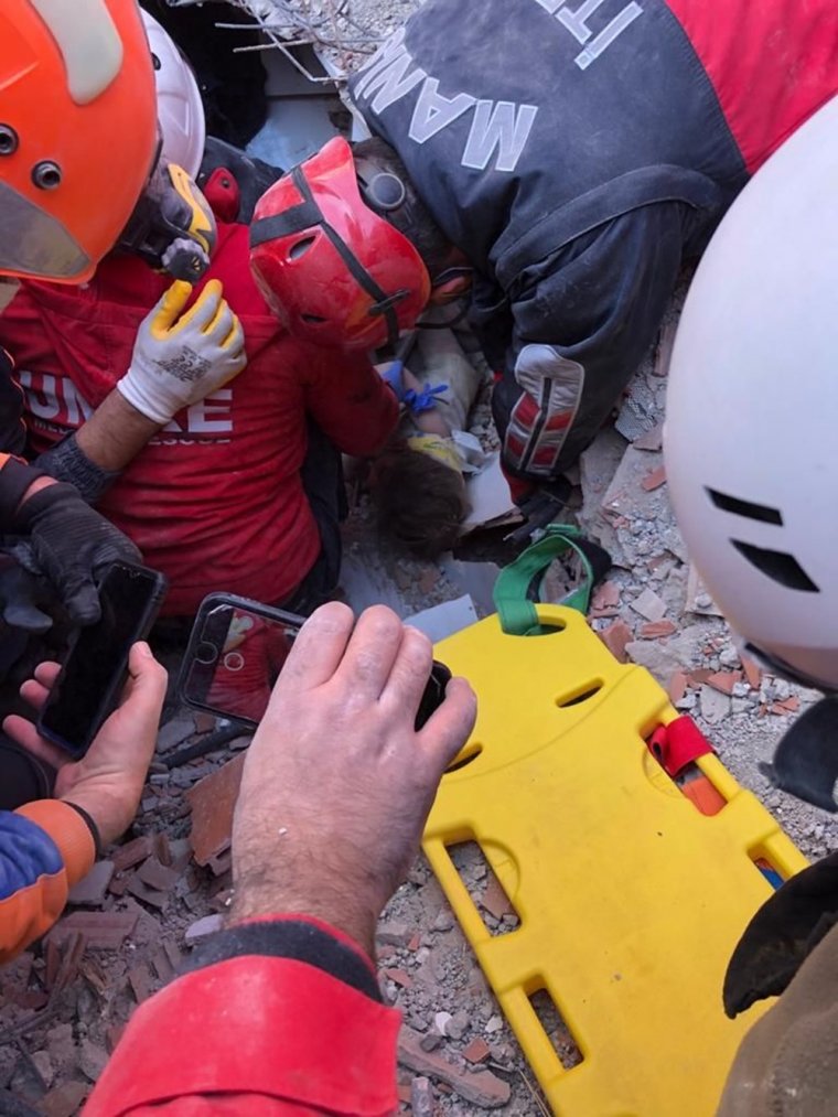 İzmir depreminde bir bebeğe daha canlı ulaşıldı