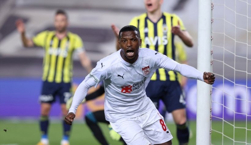 Fenerbahçe'nin şampiyonluk hayalleri suya duştu! Sivasspor 2 golle yıktı