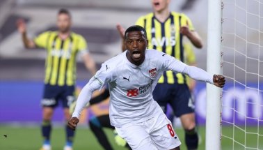 Fenerbahçe'nin şampiyonluk hayalleri suya duştu! Sivasspor 2 golle yıktı