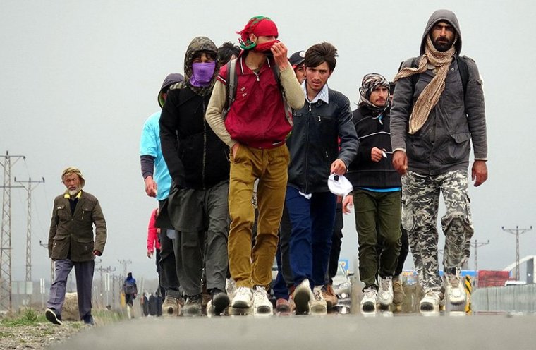 Afganlar Türkiye'ye akıyor: Milyonlar kuyrukta