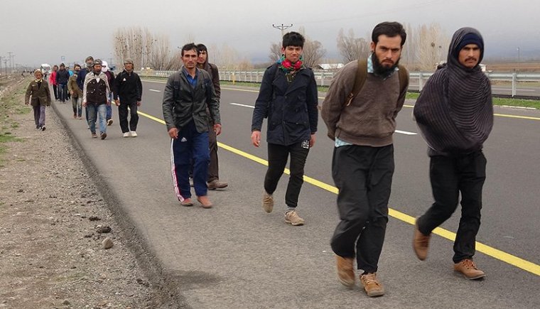 Afganlar Türkiye'ye akıyor: Milyonlar kuyrukta