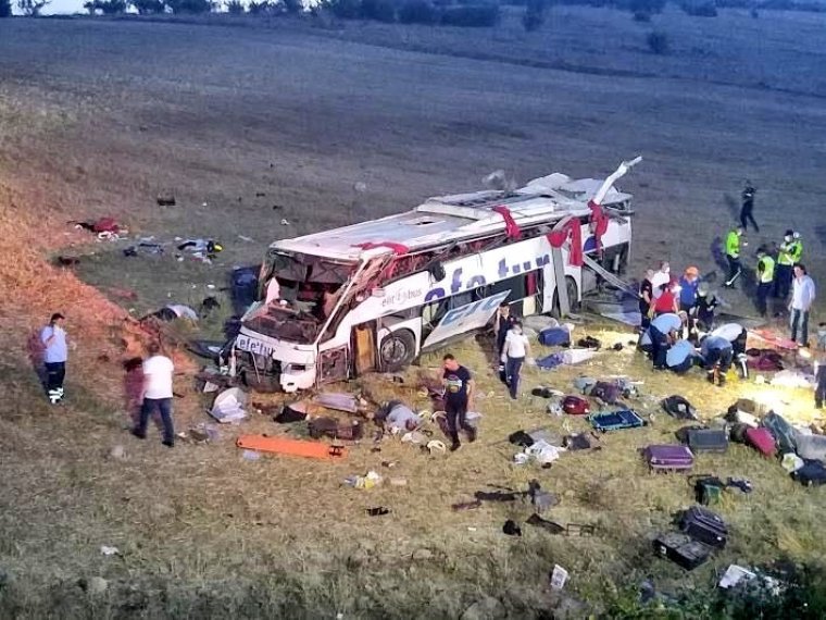 Balıkesir'de yolcu otobüsü takla attı: 14 kişi hayatını kaybetti, 18 kişi yaralı