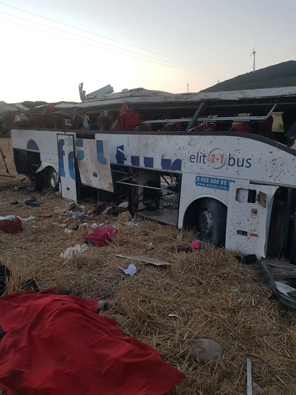 Balıkesir'de yolcu otobüsü takla attı: 15 kişi hayatını kaybetti, 17 kişi yaralı