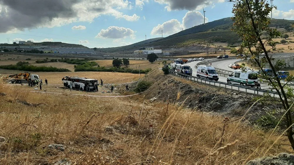 Balıkesir'de yolcu otobüsü takla attı: 15 kişi hayatını kaybetti, 17 kişi yaralı