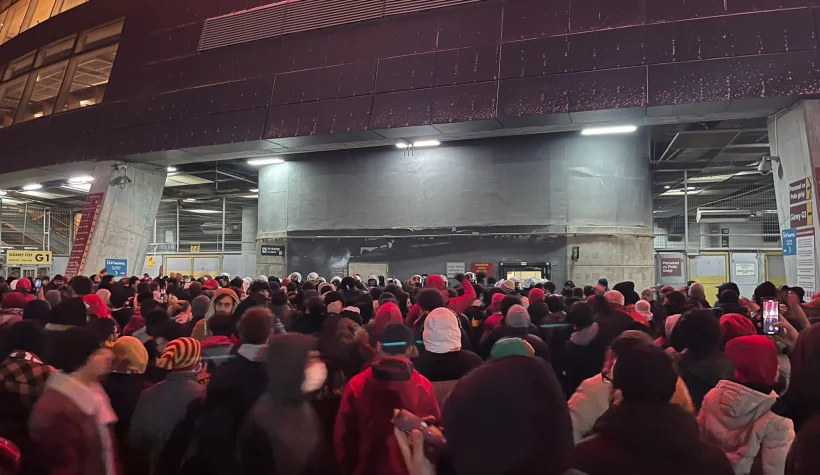 Galatasaray taraftarı kapıları kırdı, protokolü bastı!