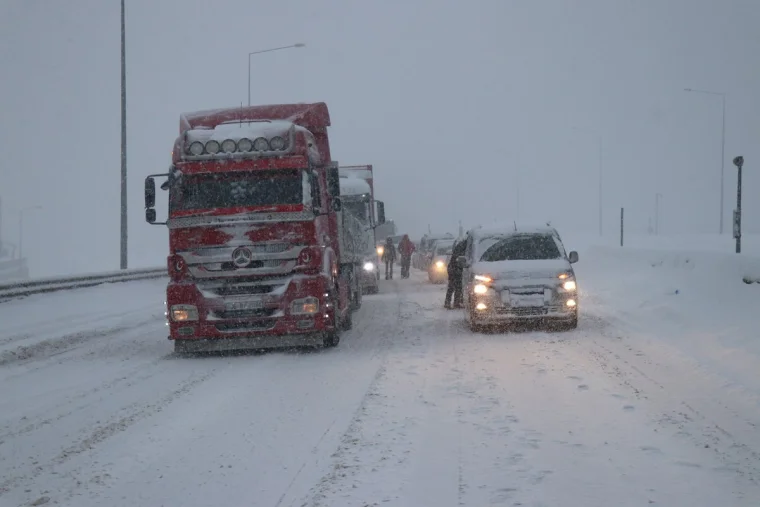 İstanbul-Ankara yolu trafiğe kapatıldı