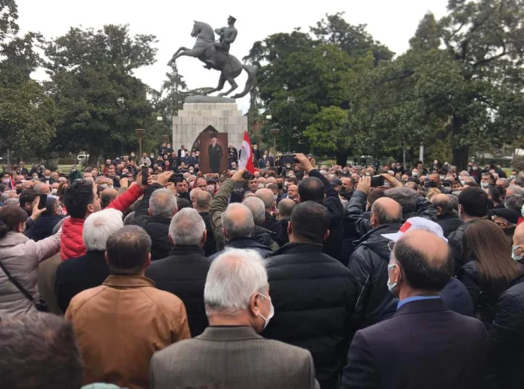 Atatürk Anıtı'na saldıran iki zanlı gözaltına alındı. İşte kimlikleri