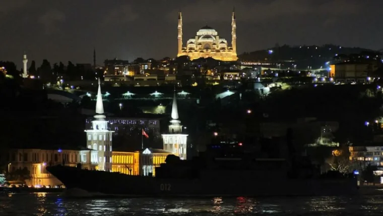 Rus Savaş Gemileri Peş Peşe İstanbul Boğazı'ndan geçiyor