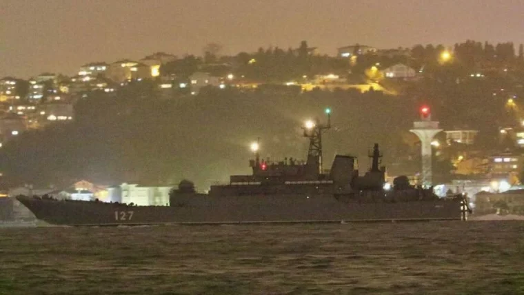 Rus Savaş Gemileri Peş Peşe İstanbul Boğazı'ndan geçiyor