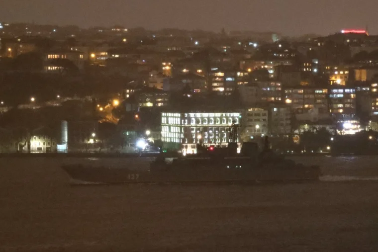 Rus Savaş Gemileri Peş Peşe İstanbul Boğazı'ndan geçiyor