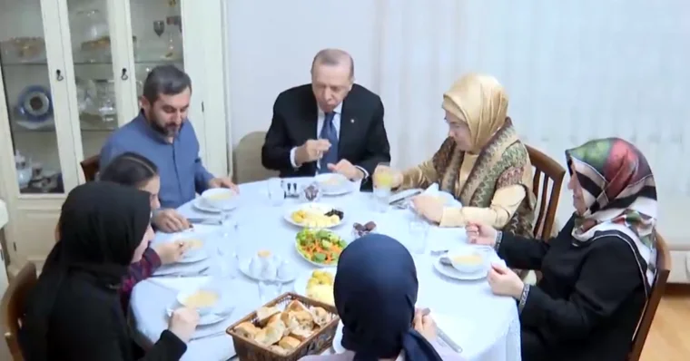Erdoğan ve İmamoğlu İftarda: Erdoğan'ın masasında 'sarı içecek' detayı