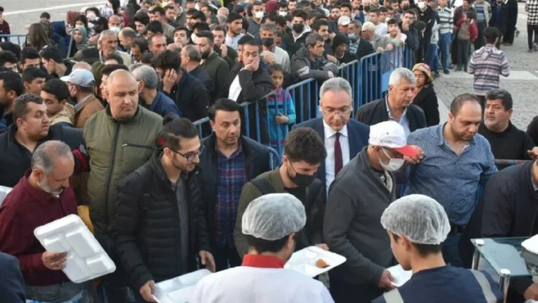 Gaziantep'te 4 bin kişi iftar çadırı kuyruğuna girdi