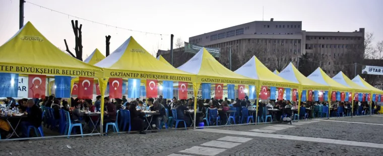 Gaziantep'te 4 bin kişi iftar çadırı kuyruğuna girdi