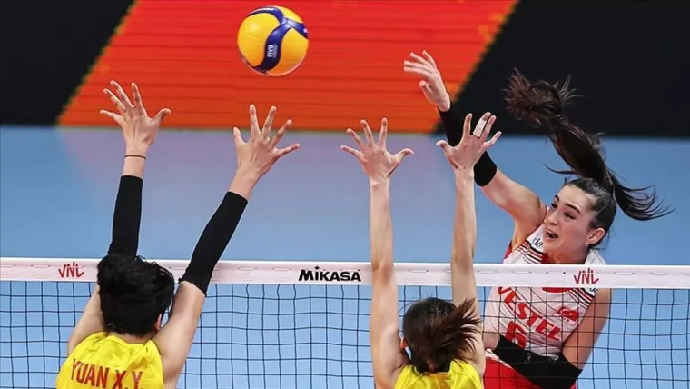 İYİ Parti Lideri Akşener voleybol maçına damga vurdu