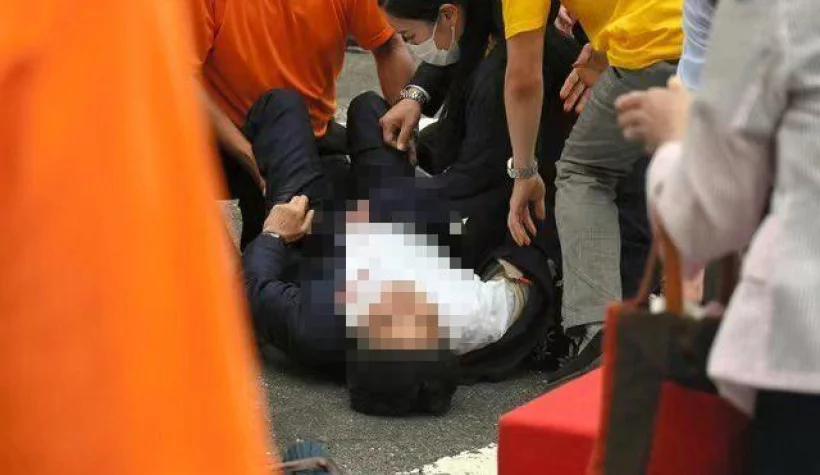 Eski Japonya Başbakanı Şinzo Abe suikast sonucu öldürüldü