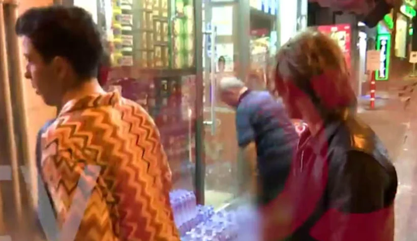 Rock grubu Arctic Monkeys üyelerini kovan bakkal Gelsinler kahve içeli