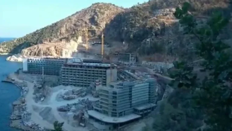 Denizin içine kaçak otel diktiler: Sonrası ise sadece Türkiye'de olur