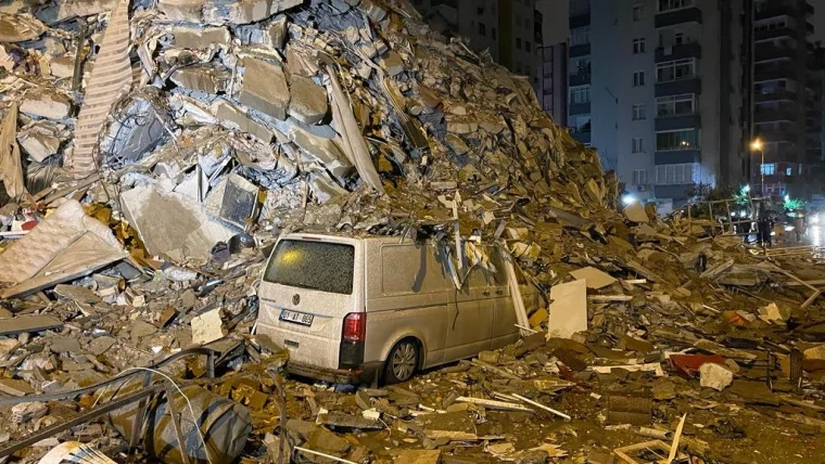 Depremle Yıkıldık: İlk bilgilere göre 284 can kaybı 2 bin 323 yaralı