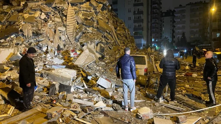 Depremle Yıkıldık: İlk bilgilere göre 284 can kaybı 2 bin 323 yaralı