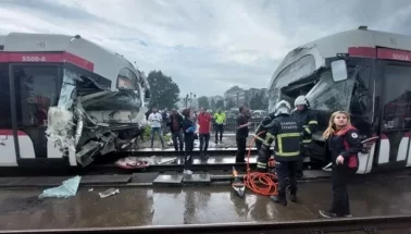 İki tramvay kafa kafaya çarpıştı: 1'i ağır 14 yaralı