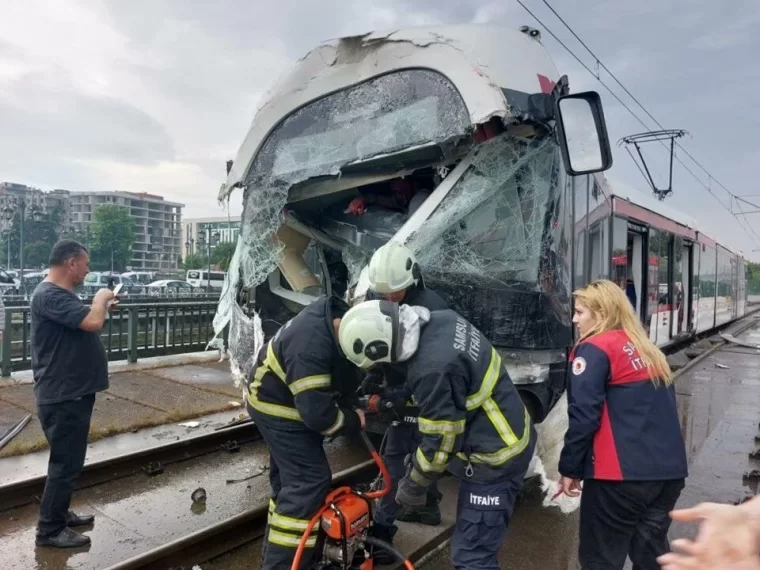 İki tramvay kafa kafaya çarpıştı