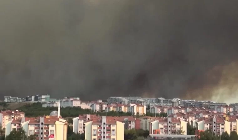 Çanakkale yanıyor. Yangın evlere ulaştı