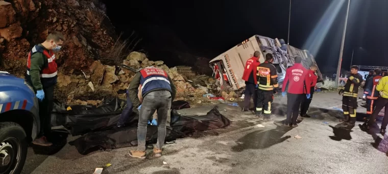 Mersin'de yolcu otobüsü devrildi: 9 ölü, 30 yaralı