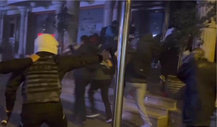 Protesto eyleminde polise polis müdahalesi